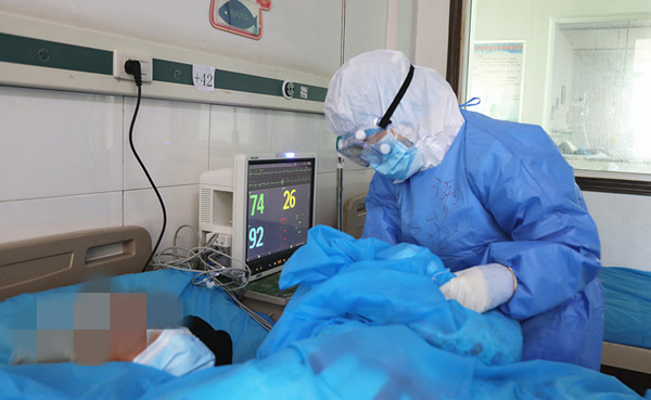 2月17日，宁夏医疗队护士郗燕正在观察谷城县人民医院新冠肺炎隔离病区+42床危重症患者心电监护情况。（何继海 摄 ）01_副本.jpg