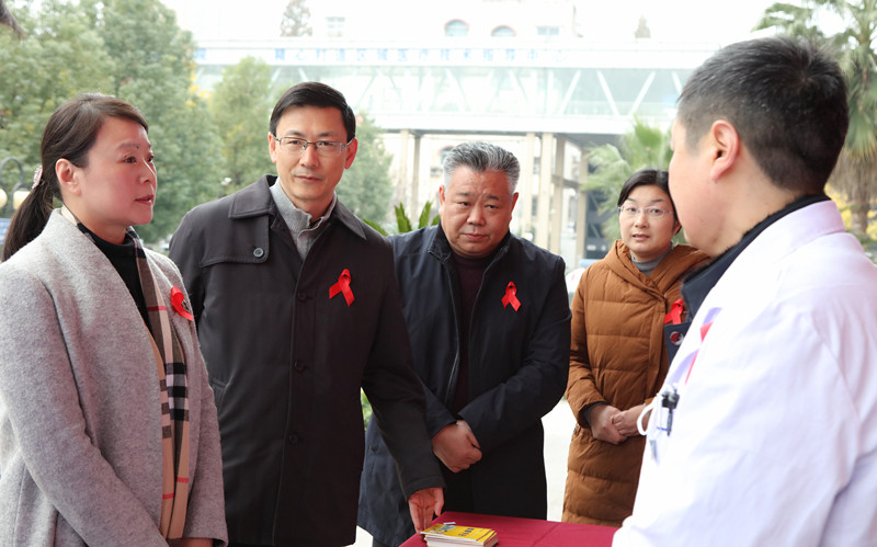 县领导看望慰问县医院艾滋病防治工作人员