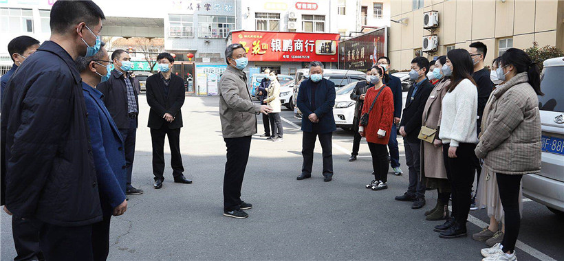 县领导看望勉励县医院医护人员